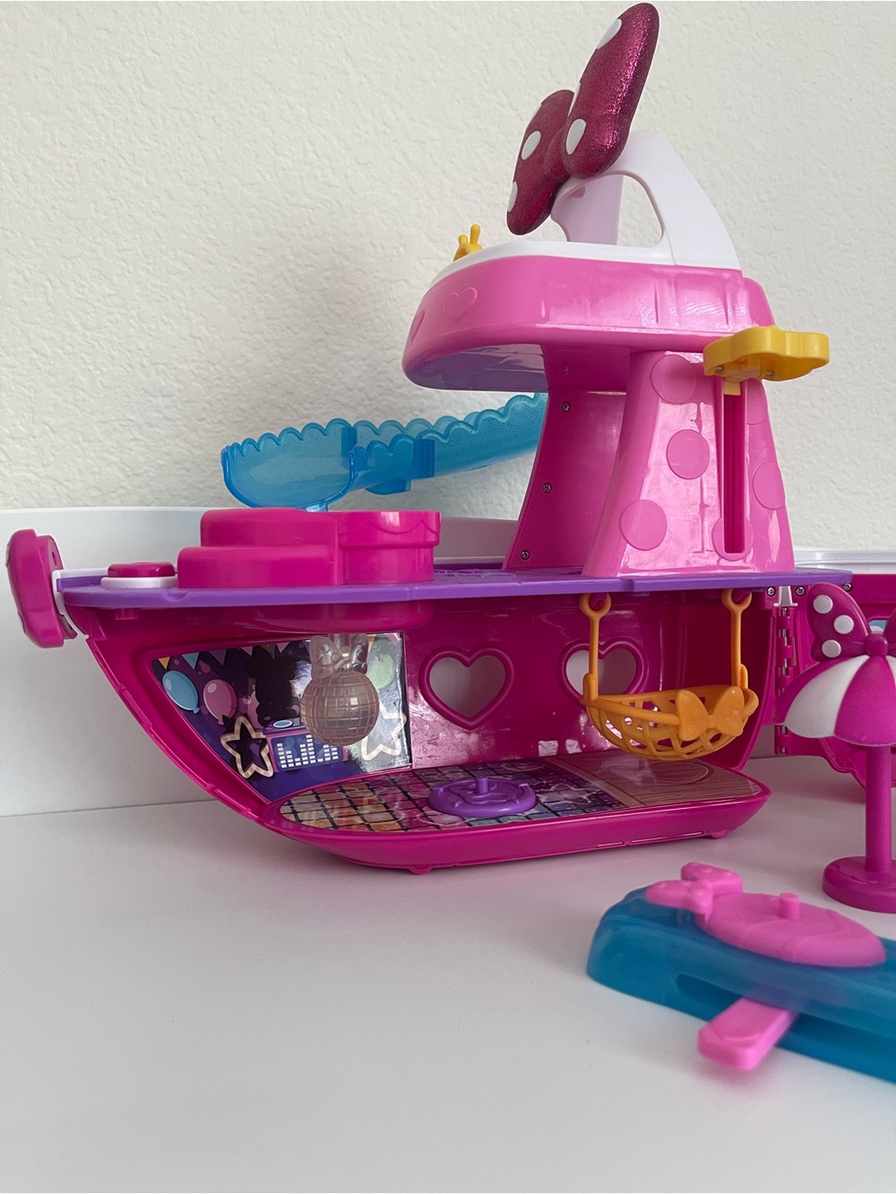 Disney Junior Minnie Mouse Bowdazzling Yacht, Lights and Sounds - Picture 4 of 6